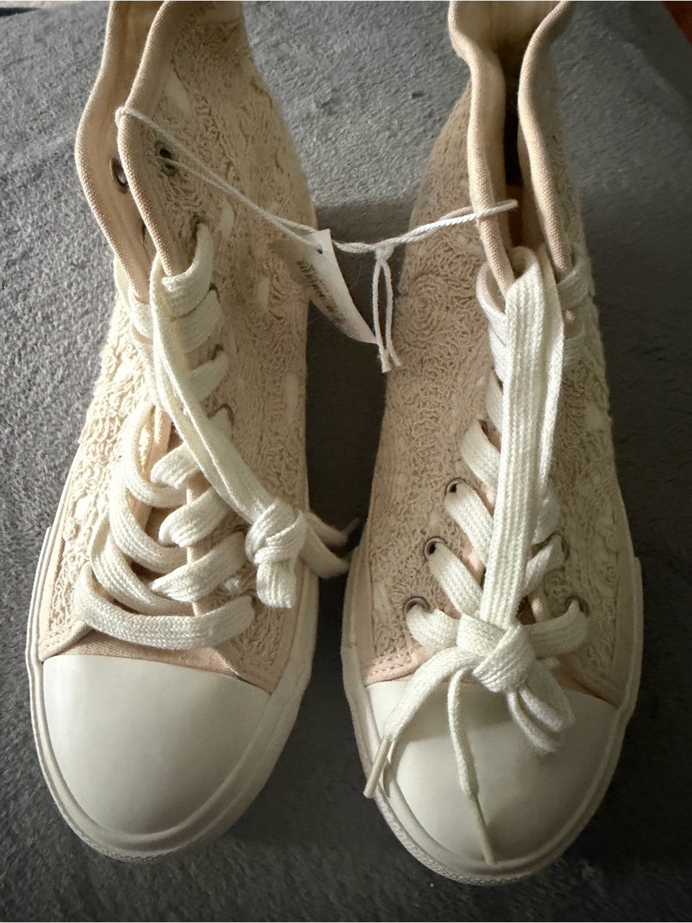 High-Top Lace-Up Women’s Sneakers in Cream 8.5 NWT